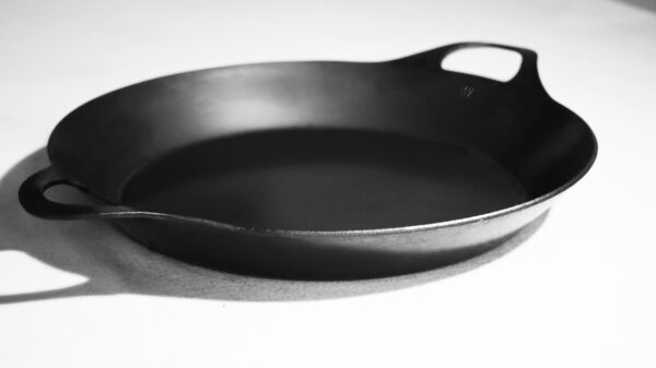 Eisenpfanne mit beidseitigem Henkelgriff 31cm – Bild 4